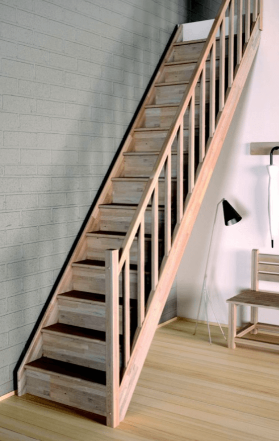 Escalier droit en bois avec des touches de noir chez un client